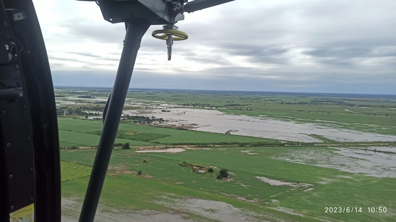 Gobierno moviliza el Súper Puma para evacuar a familias afectadas por inundaciones en Santa Cruz
