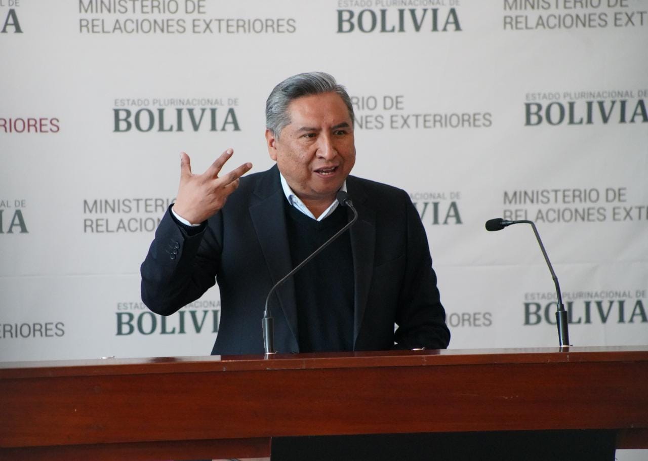 El canciller de Bolivia, Rogelio Mayta, en conferencia de prensa. Foto: Jorge Mamani.