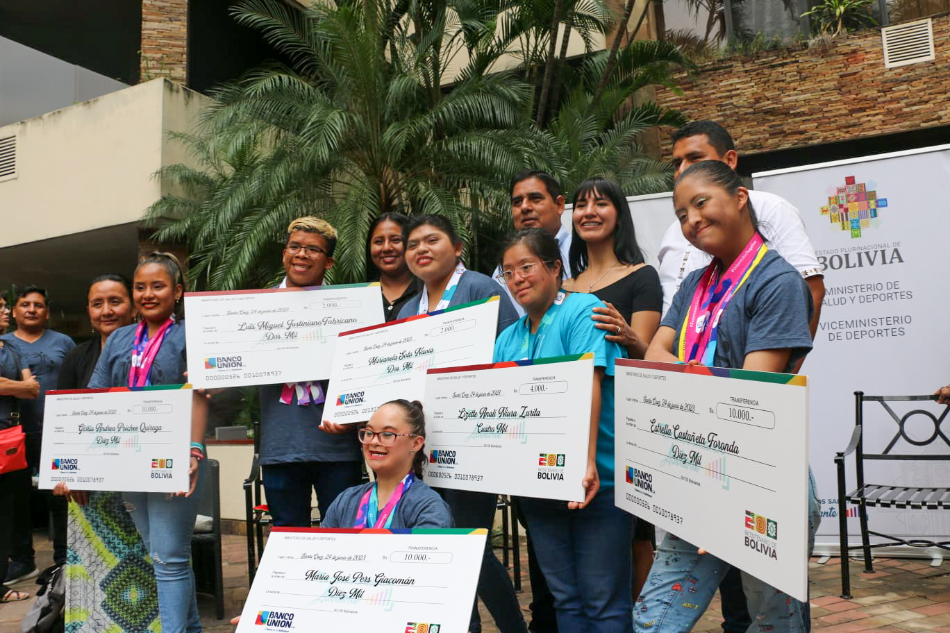 Medallistas de las Olimpiadas Especiales de Berlín llegan a Bolivia y reciben un incentivo económico