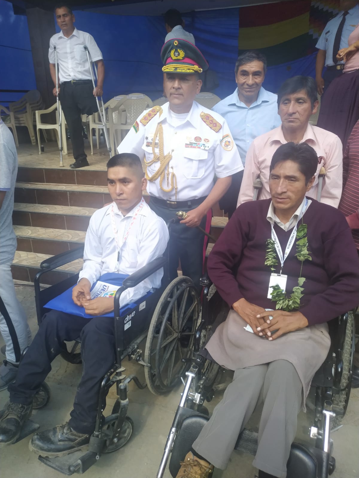 Personas con discapacidad de Caranavi reciben sus libretas de servicio militar 