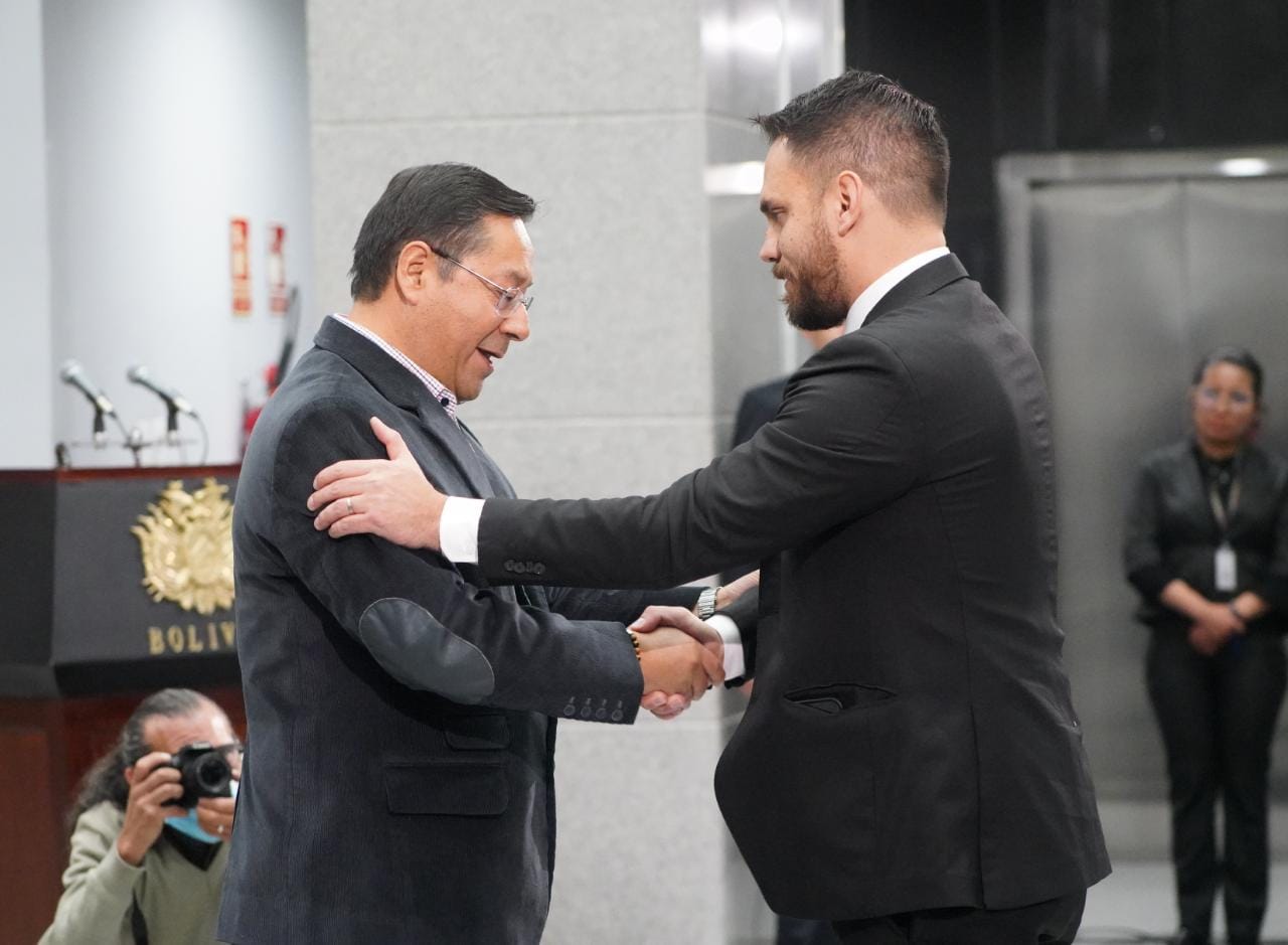 Arce posesiona a Del Castillo con respaldo legal y social, denuncia trabas a su gestión y critica a los que olvidaron el golpe de 2019