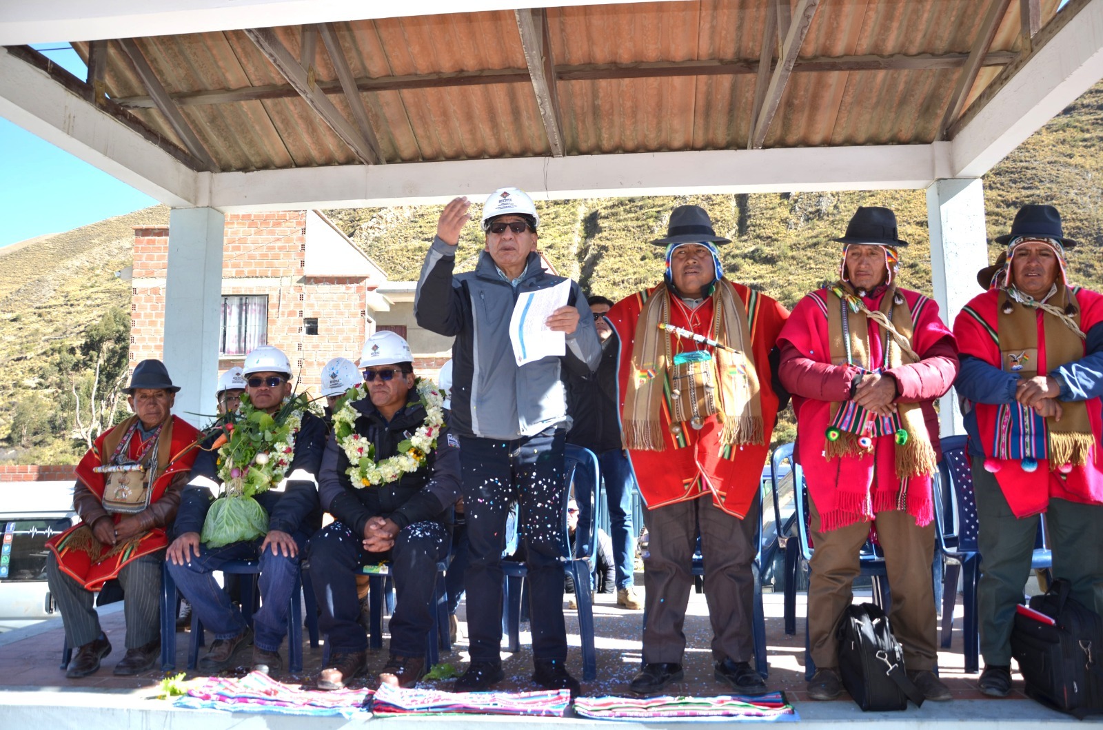 El ministro de Medio Ambiente, Rubén Méndez, reunido con pobladores de Hampaturi. Foto: MMA.