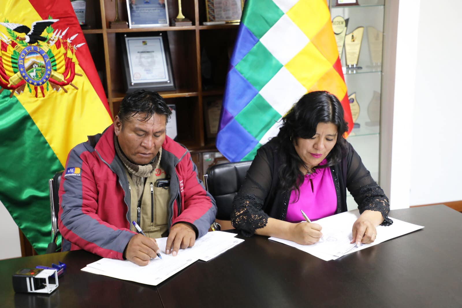 Alcaldía de Uncía adquiere 5.400 bolsas de cemento de Ecebol para construir obras en el municipio