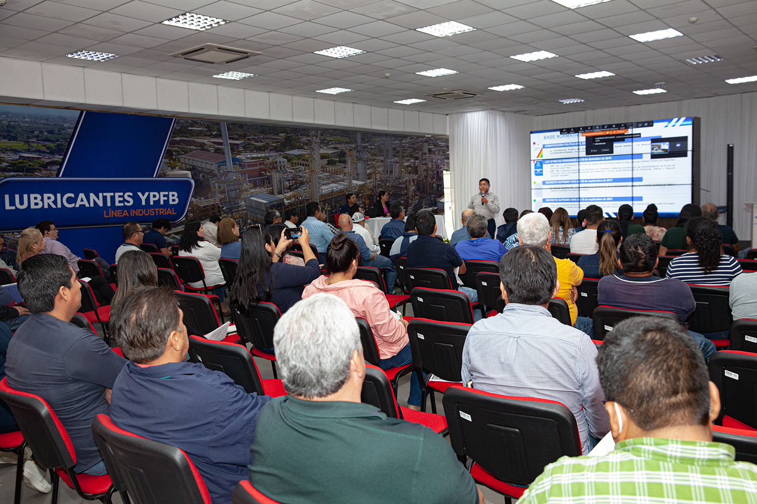 Gestora socializa la Ley de Pensiones con trabajadores de YPFB en Santa Cruz