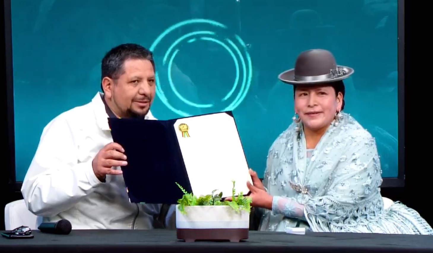 Senado entrega reconocimiento a Bolivia Tv por su labor informativa, de educación e integración