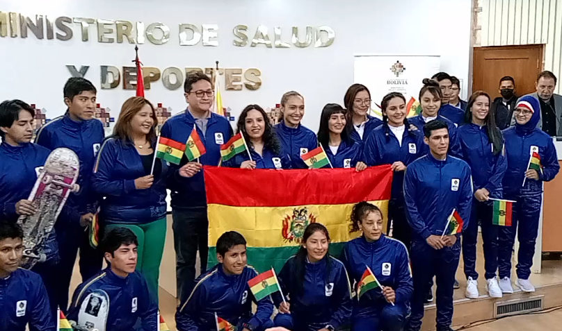 Gobierno entrega la Bandera Nacional a deportistas que participarán en Juegos Suramericanos de Playa Santa Marta