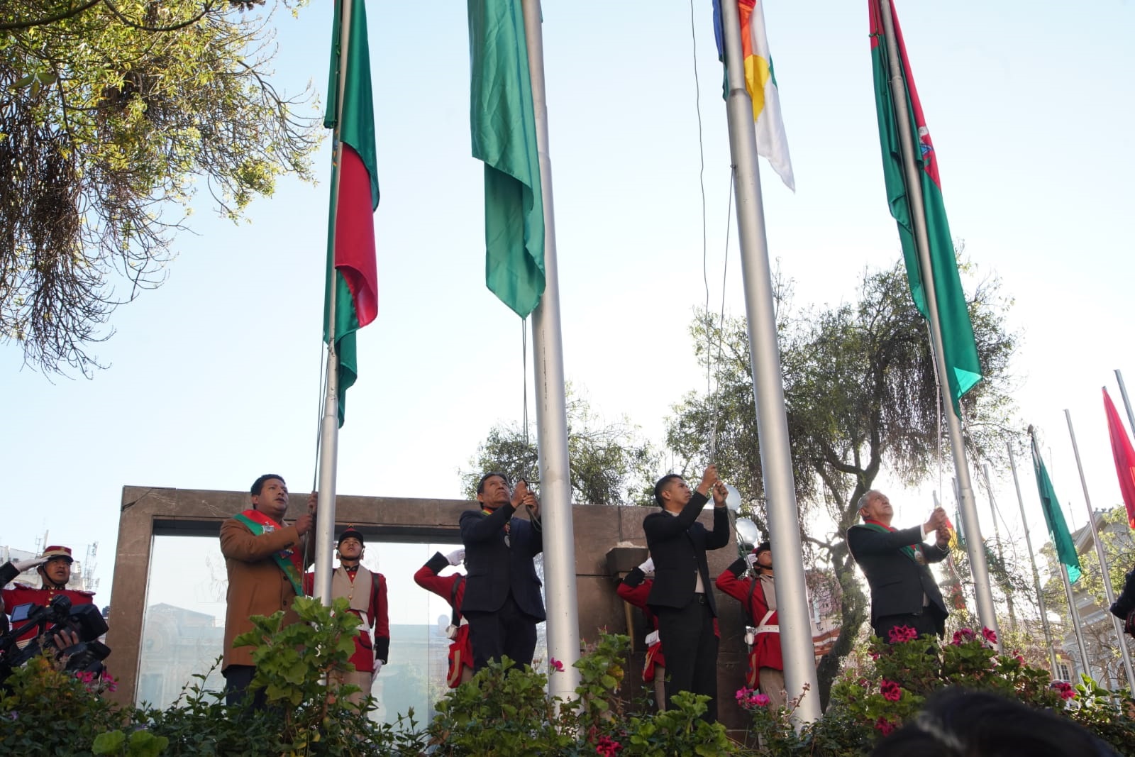 Entregan ofrendas florales a Pedro Domingo Murillo por la Revolución del 16 de julio de 1809