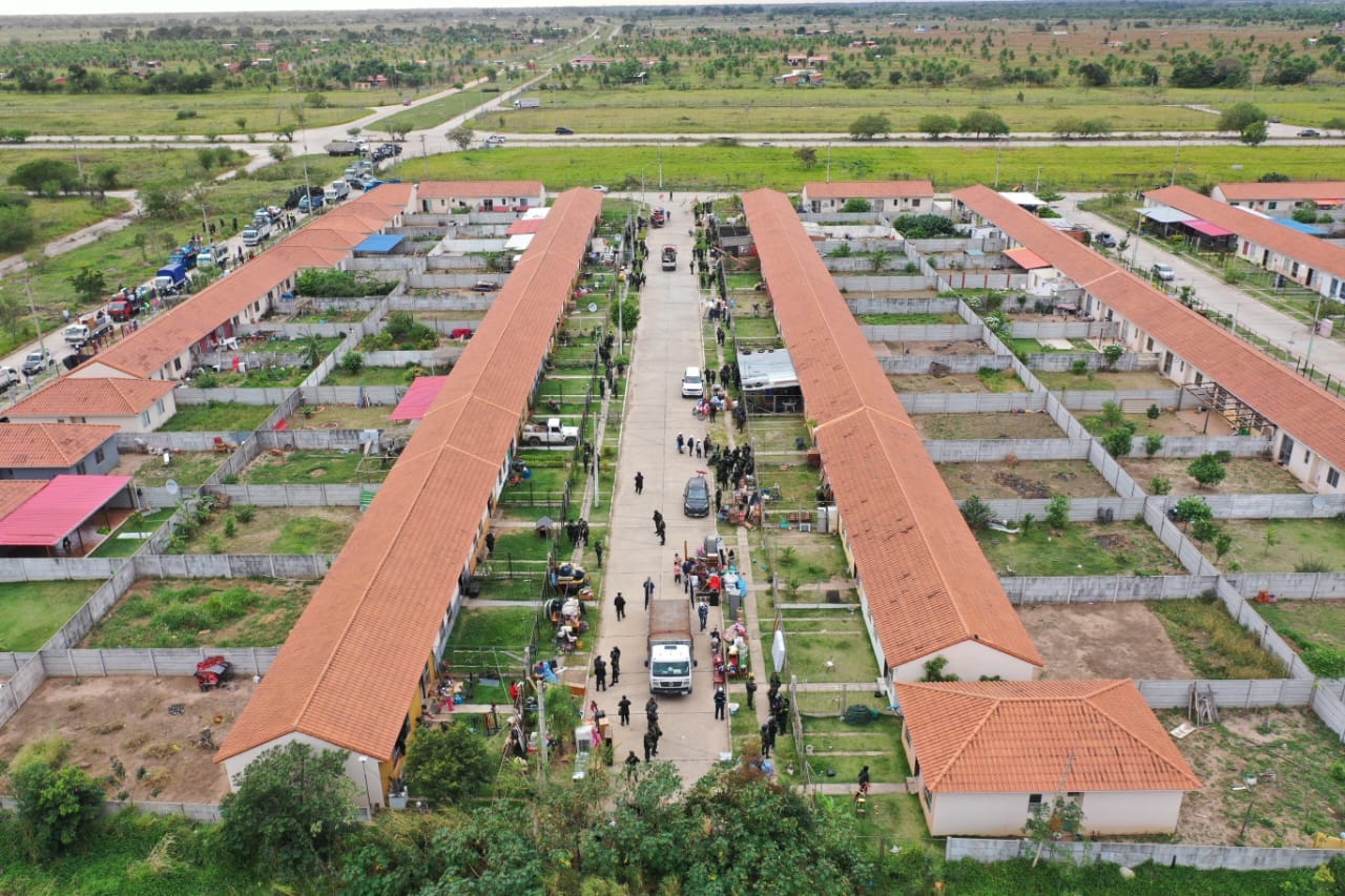 Identifican a cinco responsables de la ocupación de 360 viviendas estatales en Santa Cruz