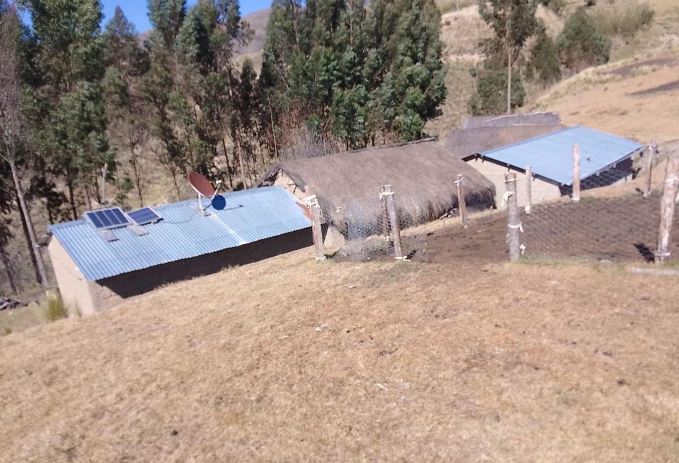 Gobierno verifica avance del proyecto de electrificación rural en Arcopongo