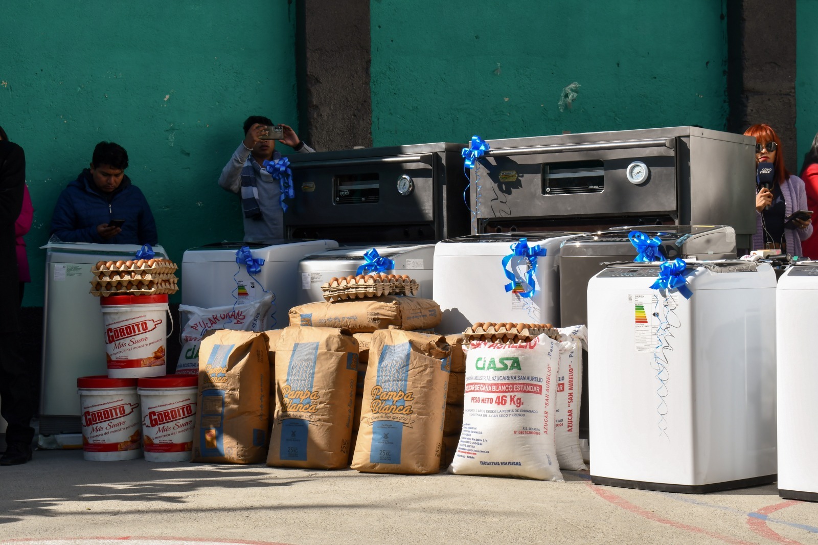 Gobierno entrega equipos e insumos al Centro de Orientación Femenina de Obrajes