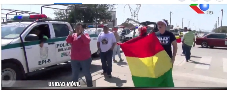 Activistas en Santa Cruz tratan de impedir entrada de residentes paceños, Policía desplaza operativo