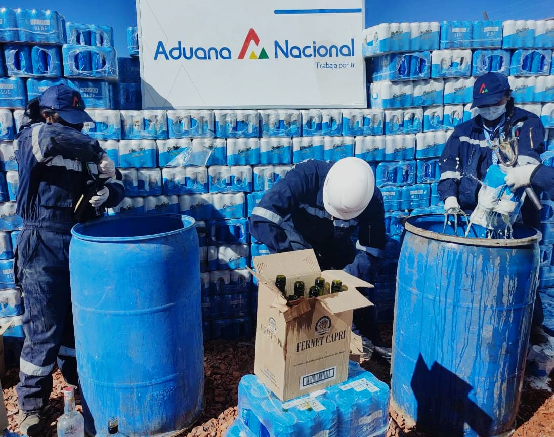 Destruyen más de 20 toneladas de bebidas alcohólicas ilegales en Potosí