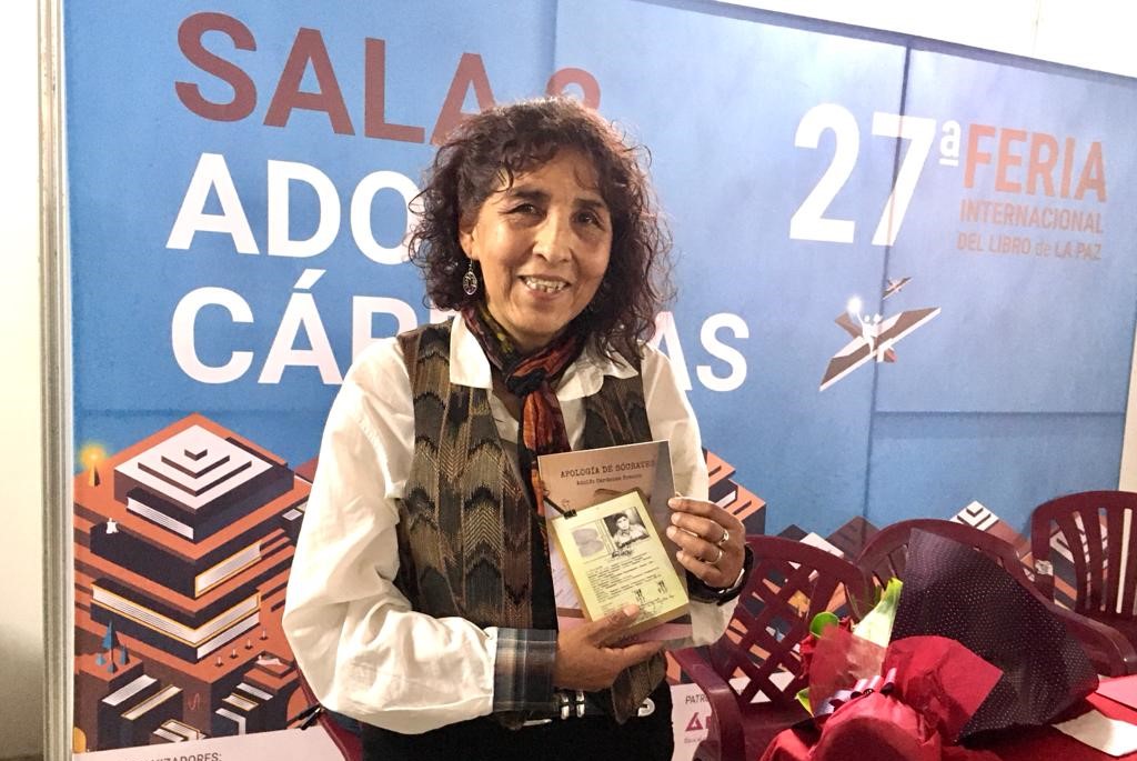 Rinden homenaje al escritor Adolfo Cárdenas en la Feria del Libro de La Paz y presentan Apología de Sócrates, su obra póstuma