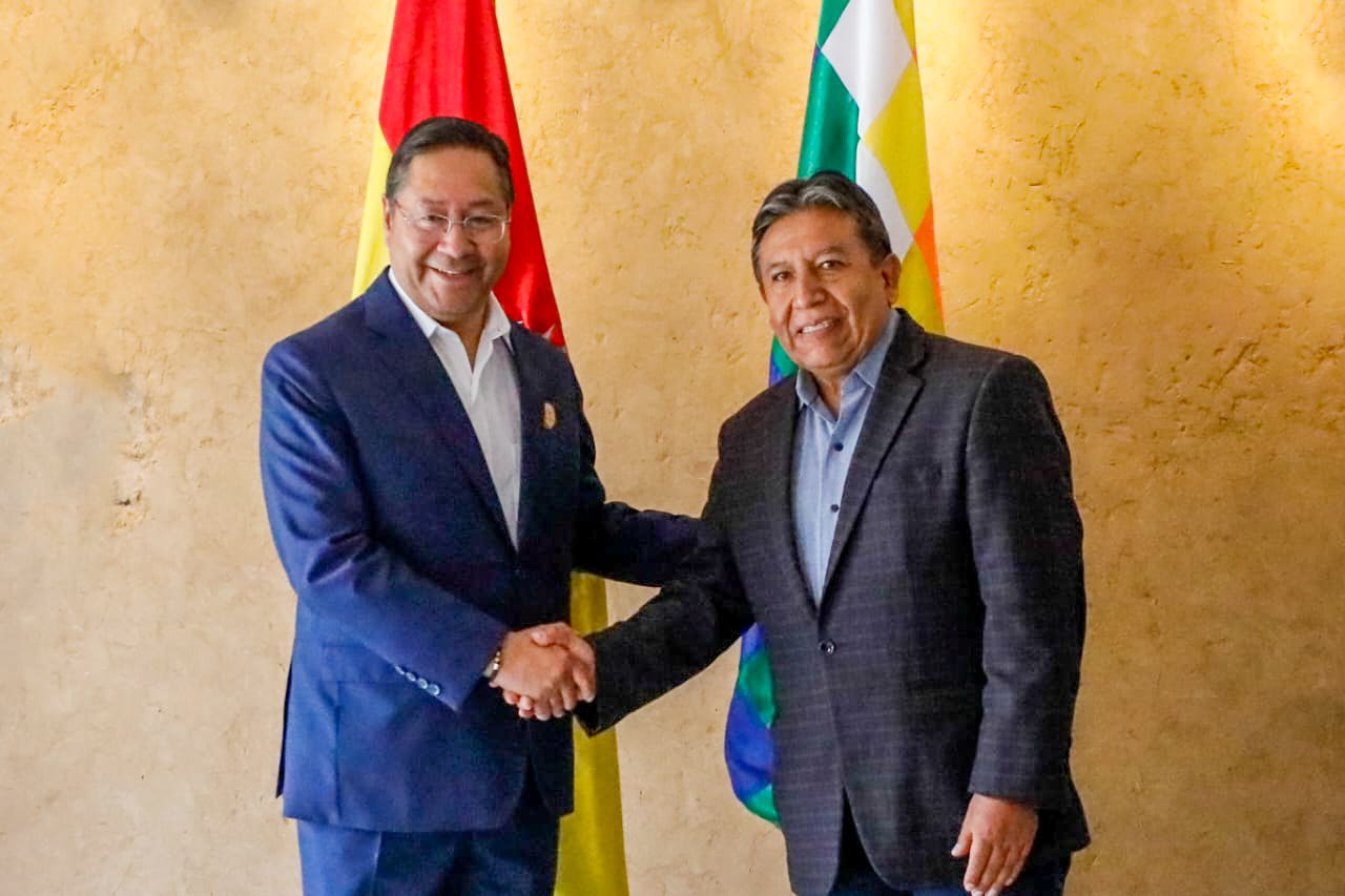 El presidente Luis Arce entrega el bastón de mando al vicepresidente David Choquehuanca para partir con rumbo a Brasil. Foto: @LuchoXBolivia.