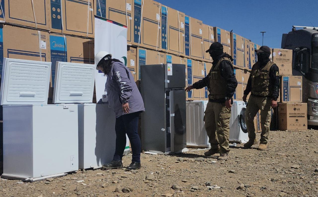 Allanan dos viviendas en El Alto con maquinaria, refrigeradores y lavadoras ilegales