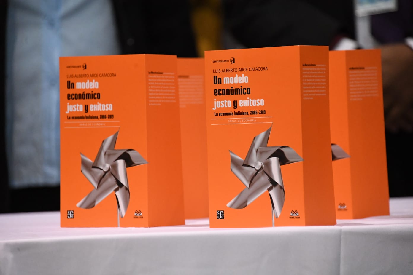 Investigador mexicano destaca el modelo económico boliviano plasmado en el libro del presidente Arce