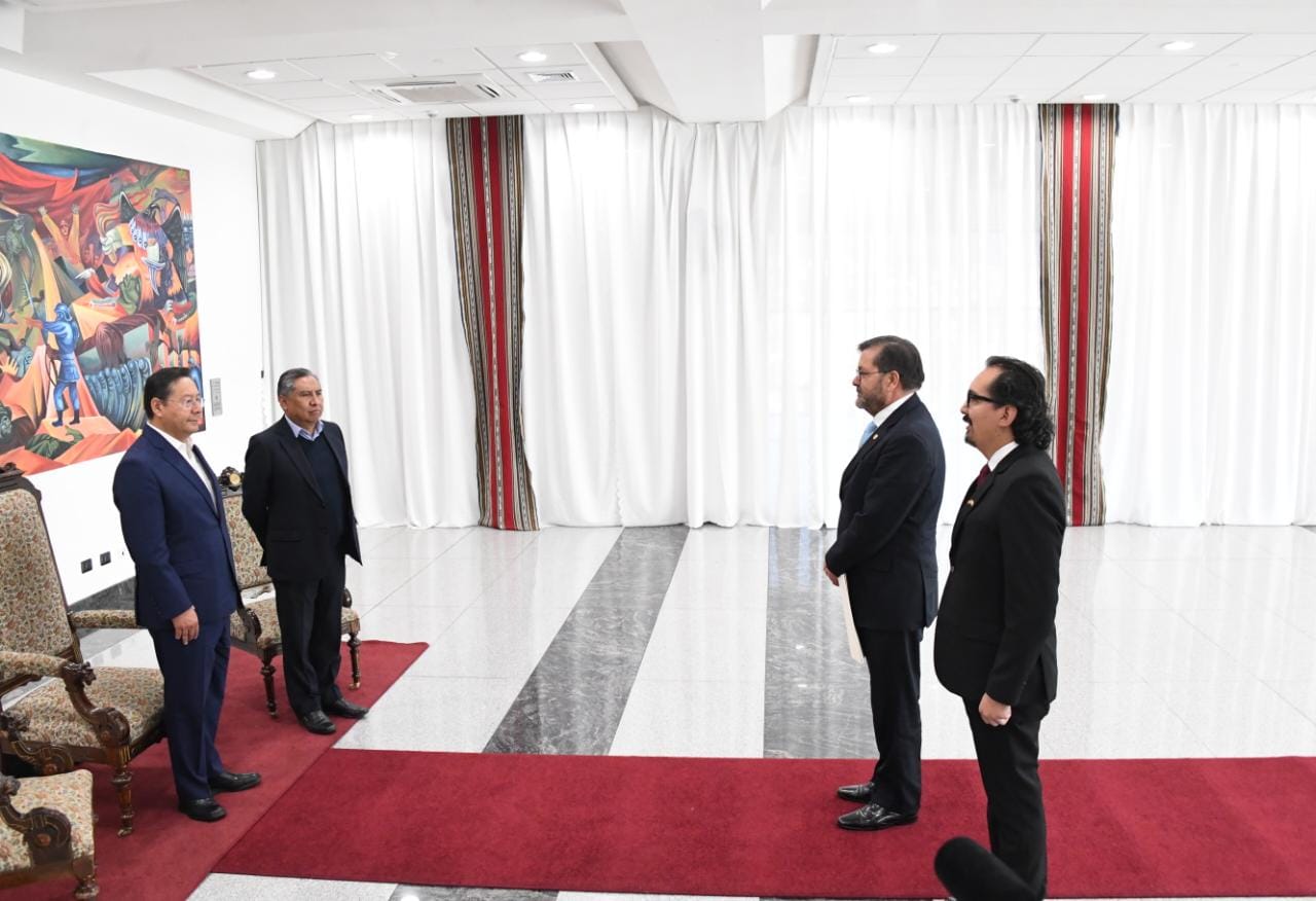 Presidente Arce recibe cartas credenciales de embajadores de Guatemala e Irán