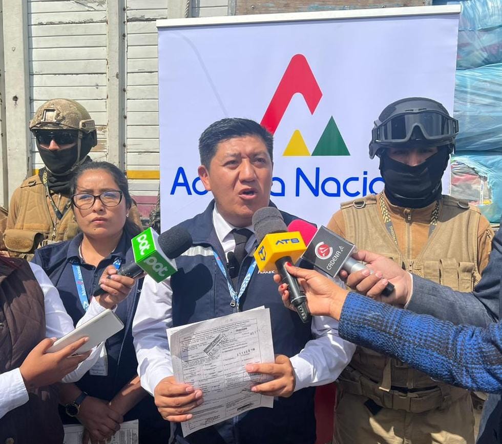 Aprehenden a dos personas por falsificación de documentos aduaneros en Santa Cruz