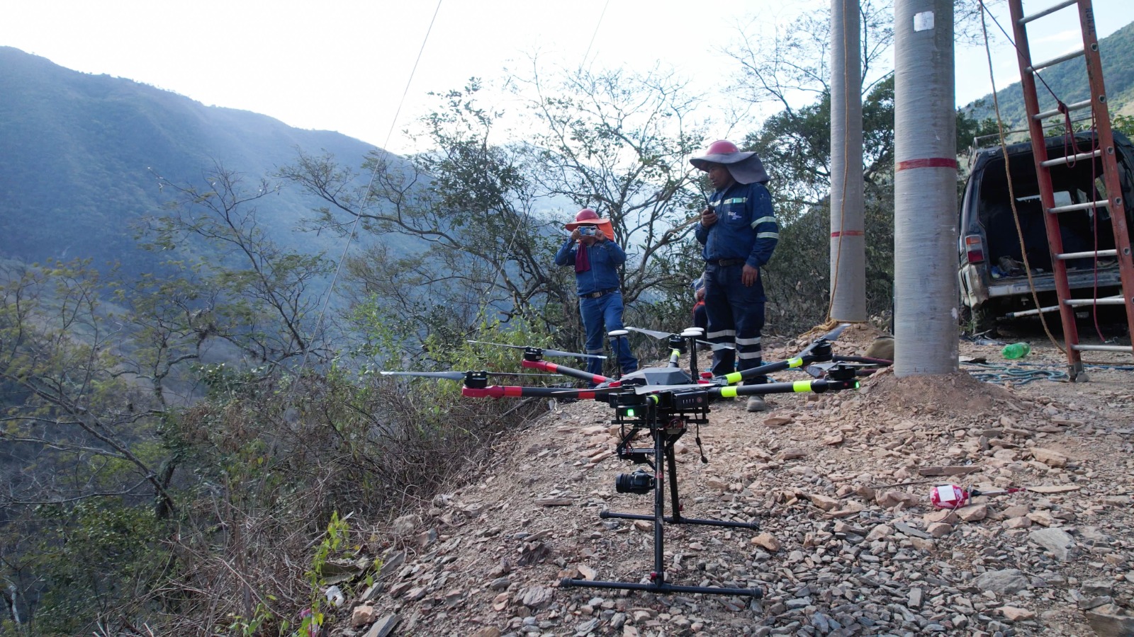 Usan drones en el tendido de conductores para la electrificación rural