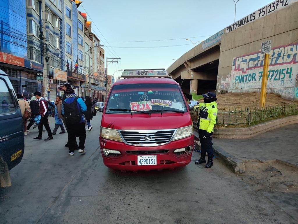 Tránsito y Guardia Municipal instalan ocho puntos de control al pasaje único en El Alto