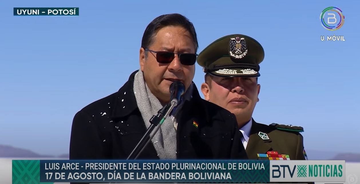 Presidente rinde homenaje a la Bandera Boliviana e insta a fortalecer la unidad de los bolivianos