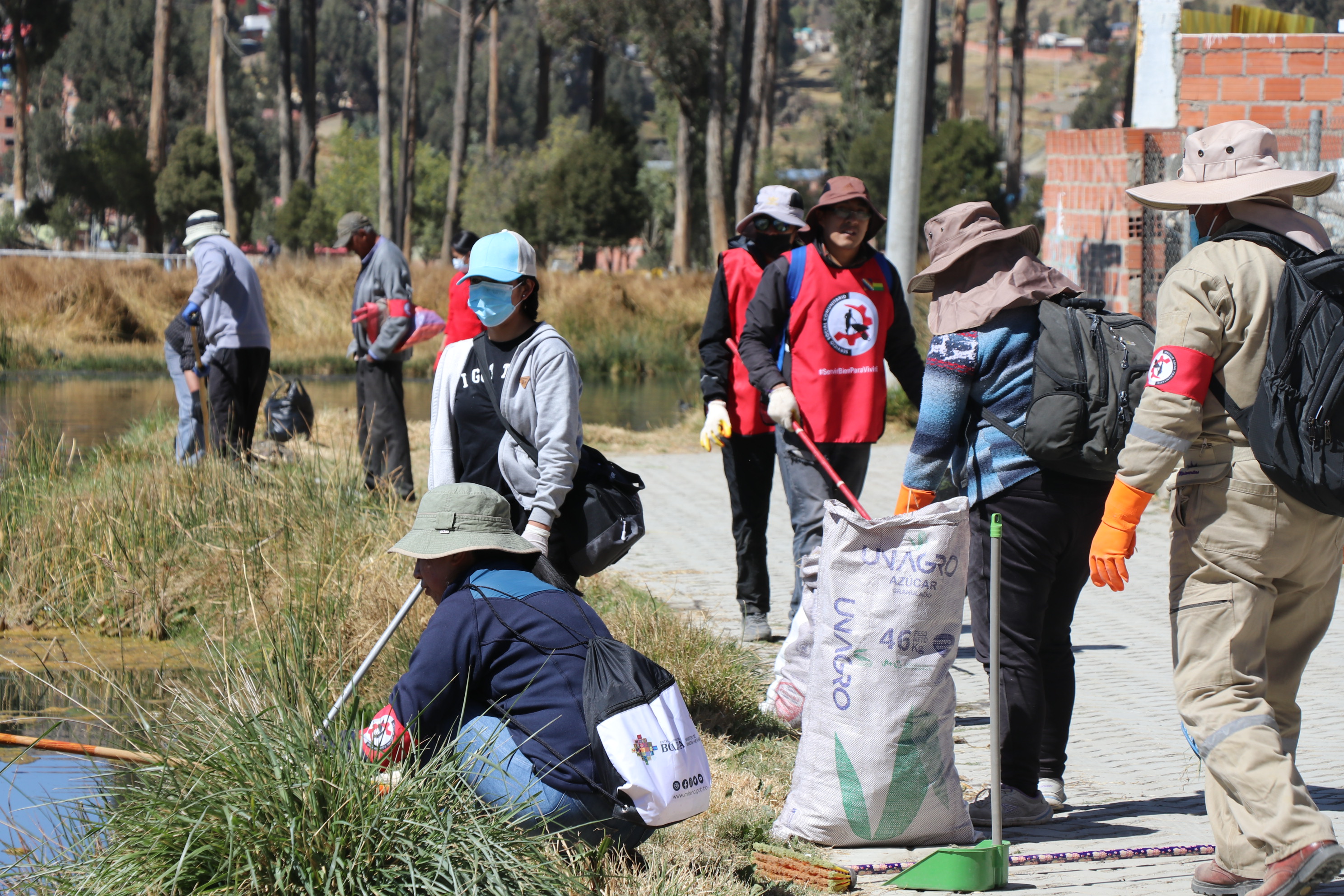 Más de un centenar de servidores públicos limpian la laguna de Achocalla y le devuelven su atractivo turístico