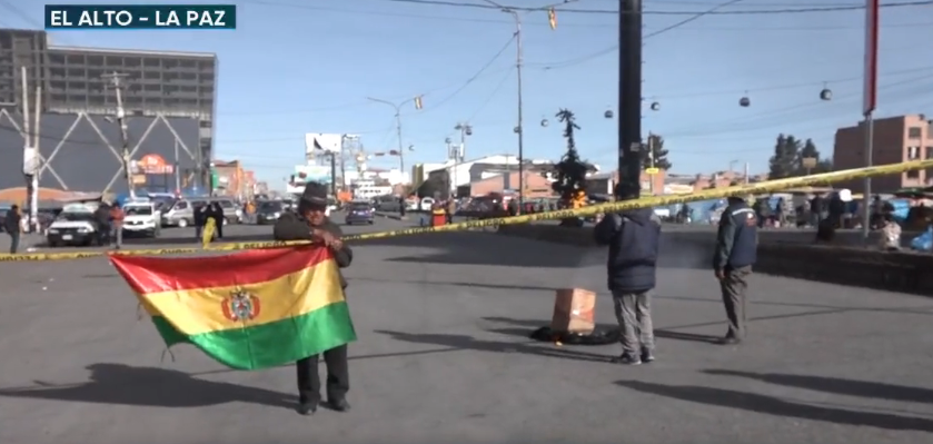 Vecinos y gremiales de los Distrito 8 y 4 de la ciudad de El Alto bloquean las principales vías en rechazo al incremento de la tarifa de transporte 