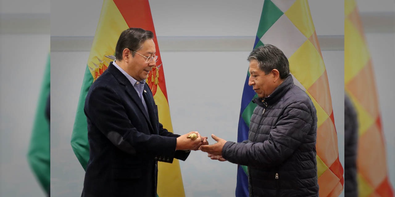 El presidente Luis Arce entrega el Bastón de Mando del país al vicepresidente David Choquehuanca. Foto: RRSS.