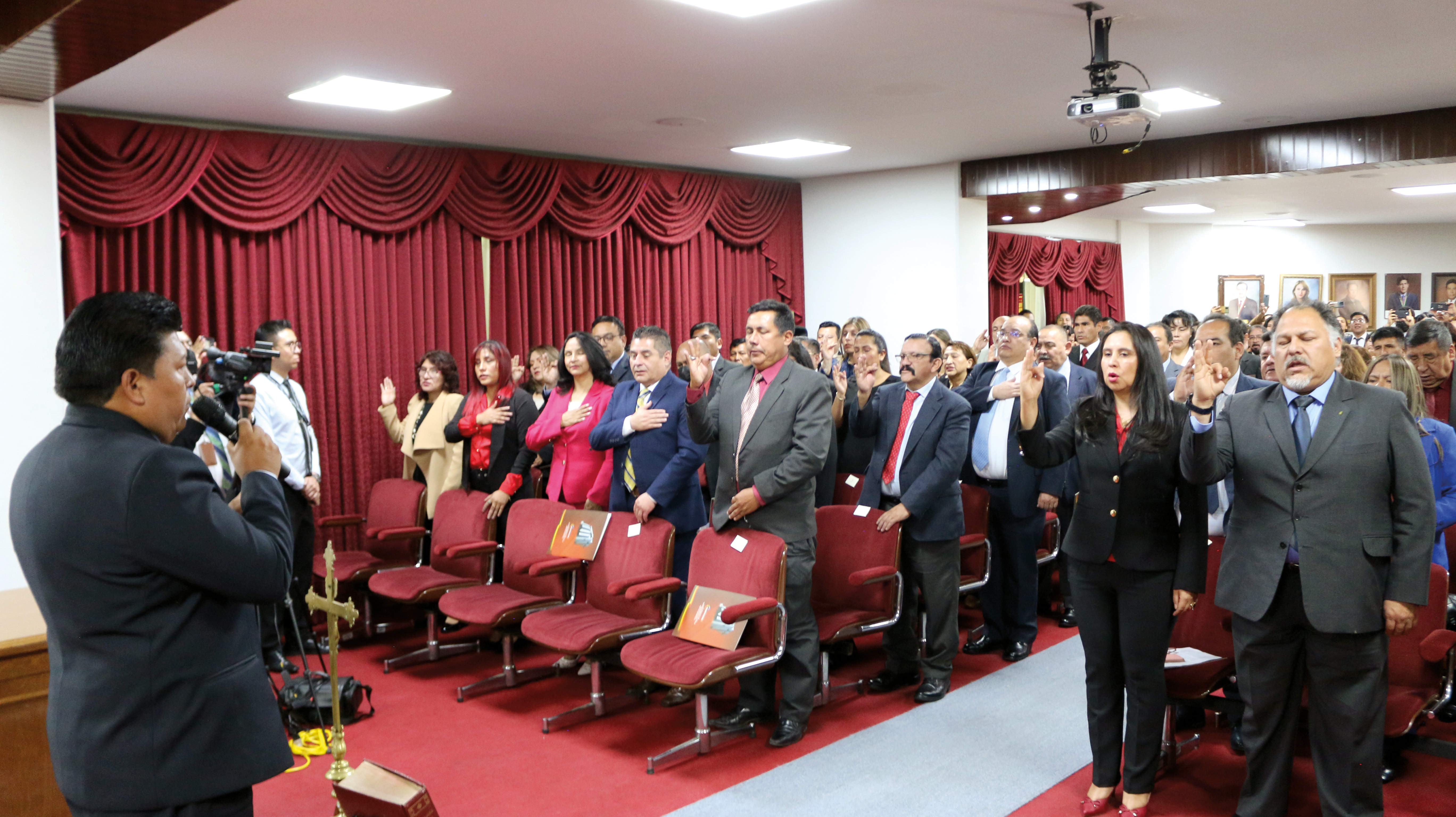 En Cochabamba legalizan a 74 jueces transitorios, les exhortan a encarar un trabajo comprometido y ético