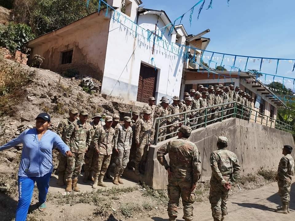 Comando militar es desplazado a Chulumani y coadyuba en la sofocación de un incendio de magnitud