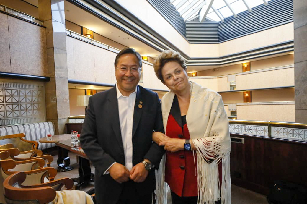 El presidente del Estado, Luis Arce, junto a la titular del Nuevo Banco de Desarrollo, Dilma Rousseff. Foto: @LuchoXBolivia.