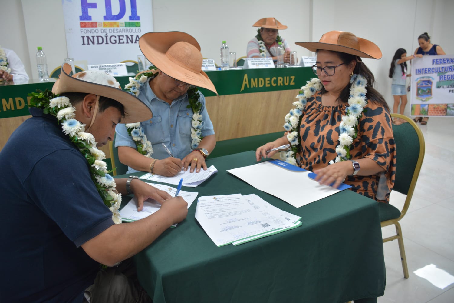 Firma de los convenios de financiamiento. Foto: MDRyT.