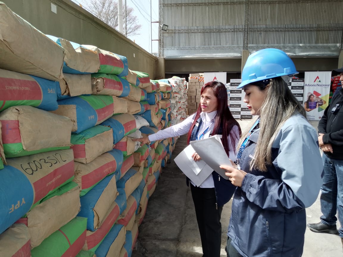 Secuestran 12,5 toneladas de agroquímicos de contrabando debajo de cajas de papas y tomate 