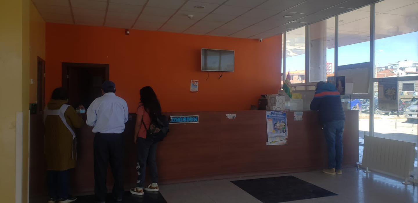 Ministra de Salud observa hospitales con personal en comisión y sin atención a la población en Oruro