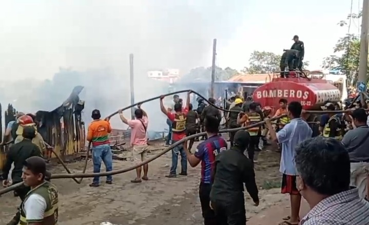 Bomberos controlan incendio estructural que consumió tres viviendas en Cobija