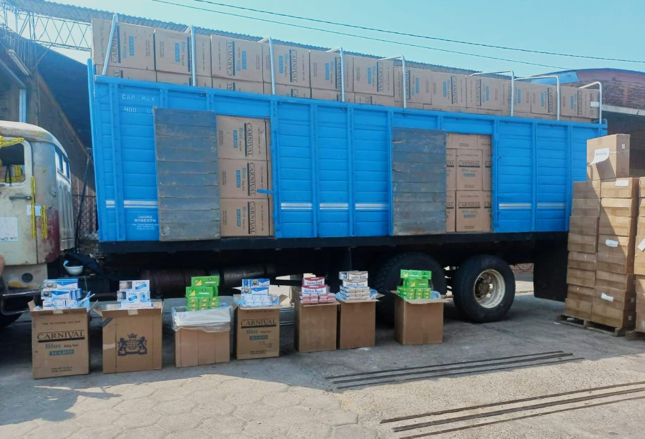 Aduana allana inmueble y secuestra camiones con 1,1 millones de cajetillas de cigarro ilegales