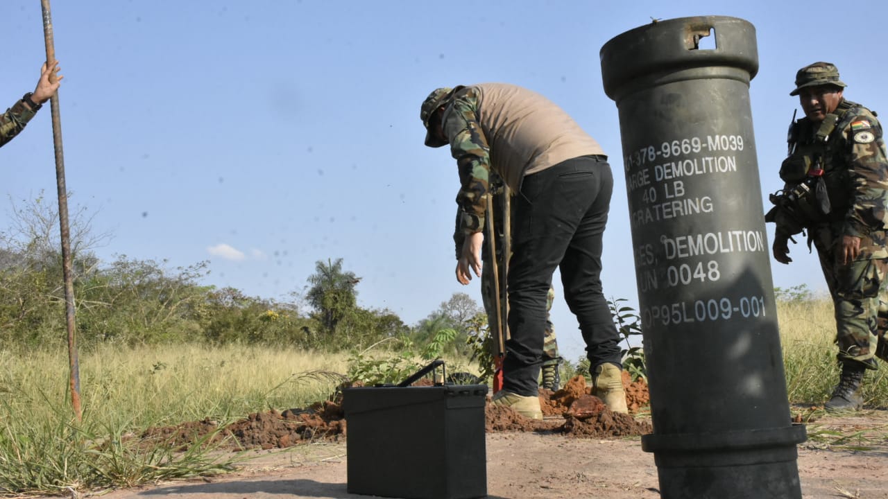 Fuerza antidroga destruye pista clandestina de más 1.500 metros de largo en Santa Cruz