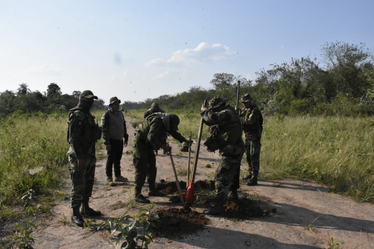 Fuerza antidroga destruye pista clandestina de más 1.500 metros de largo en Santa Cruz