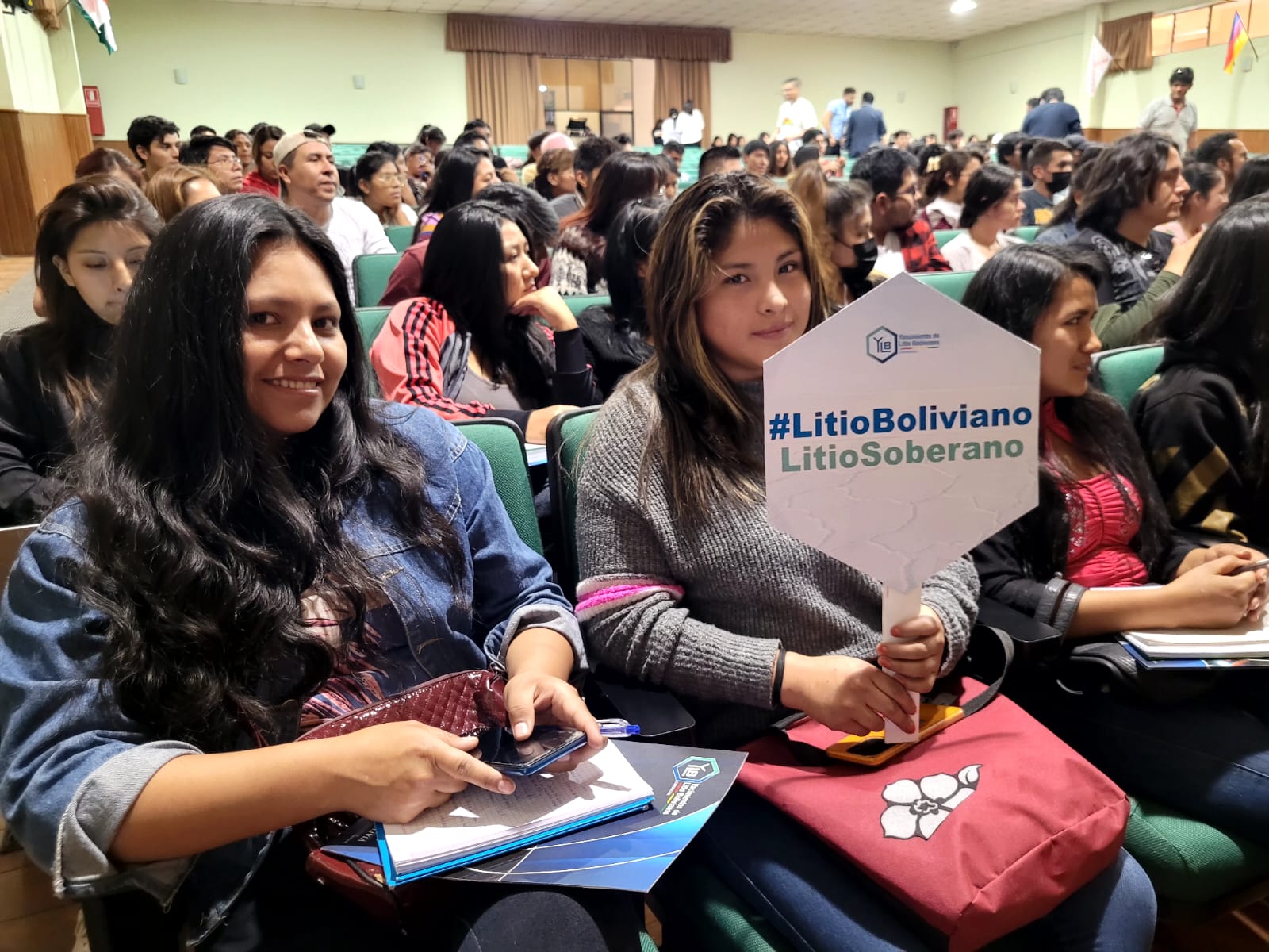 YLB difunde perspectivas del litio hacia la industrialización con estudiantes y profesionales de Cochabamba