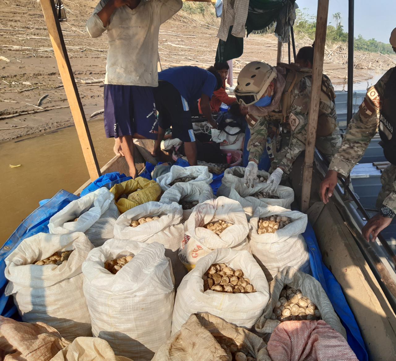 Militares instalan carteles de señalización para la preservación de huevos de tortuga en Rurrenabaque