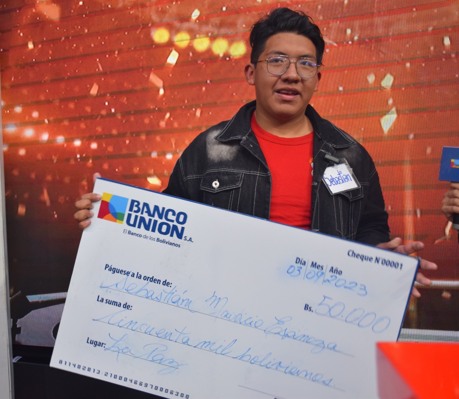 Estudiante Sebastián Espinoza gana la competición “Academia del Saber” y recibe incentivo de Bs 50 mil 