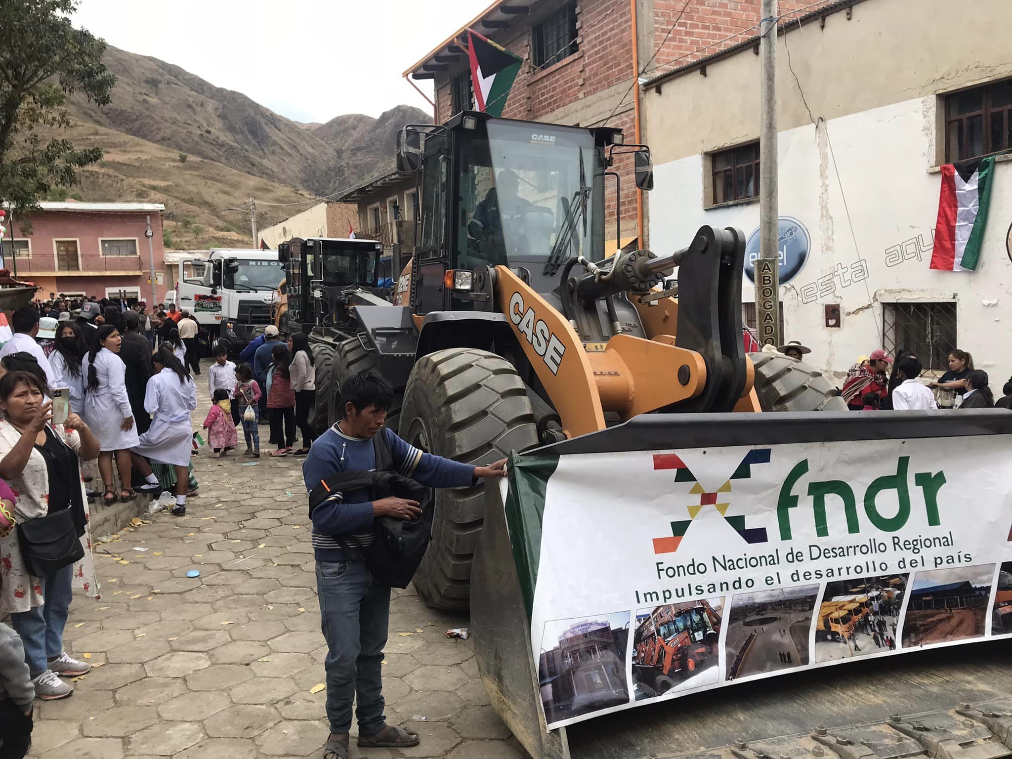 FNDR financia compra de maquinaria pesada para obras viales en San Pedro de Buena Vista