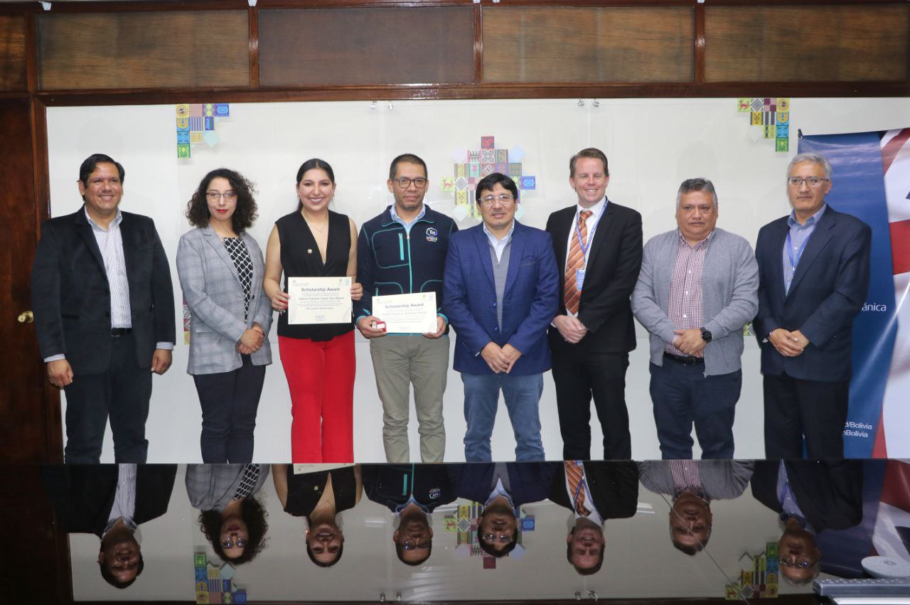 Primeros becarios parten a universidad en el Reino Unido para especializarse en industrialización del litio