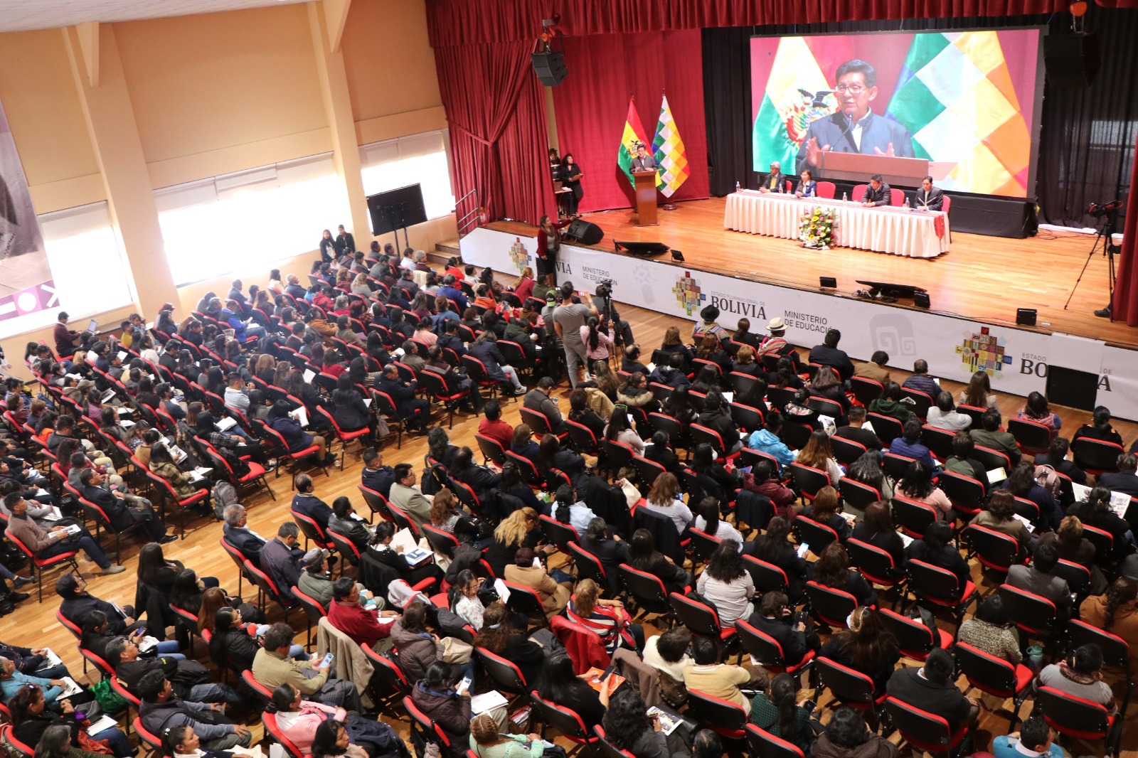 Educación registra 368.500 jóvenes y adultos en sus centros y puntos de educación alternativa y alfabetización