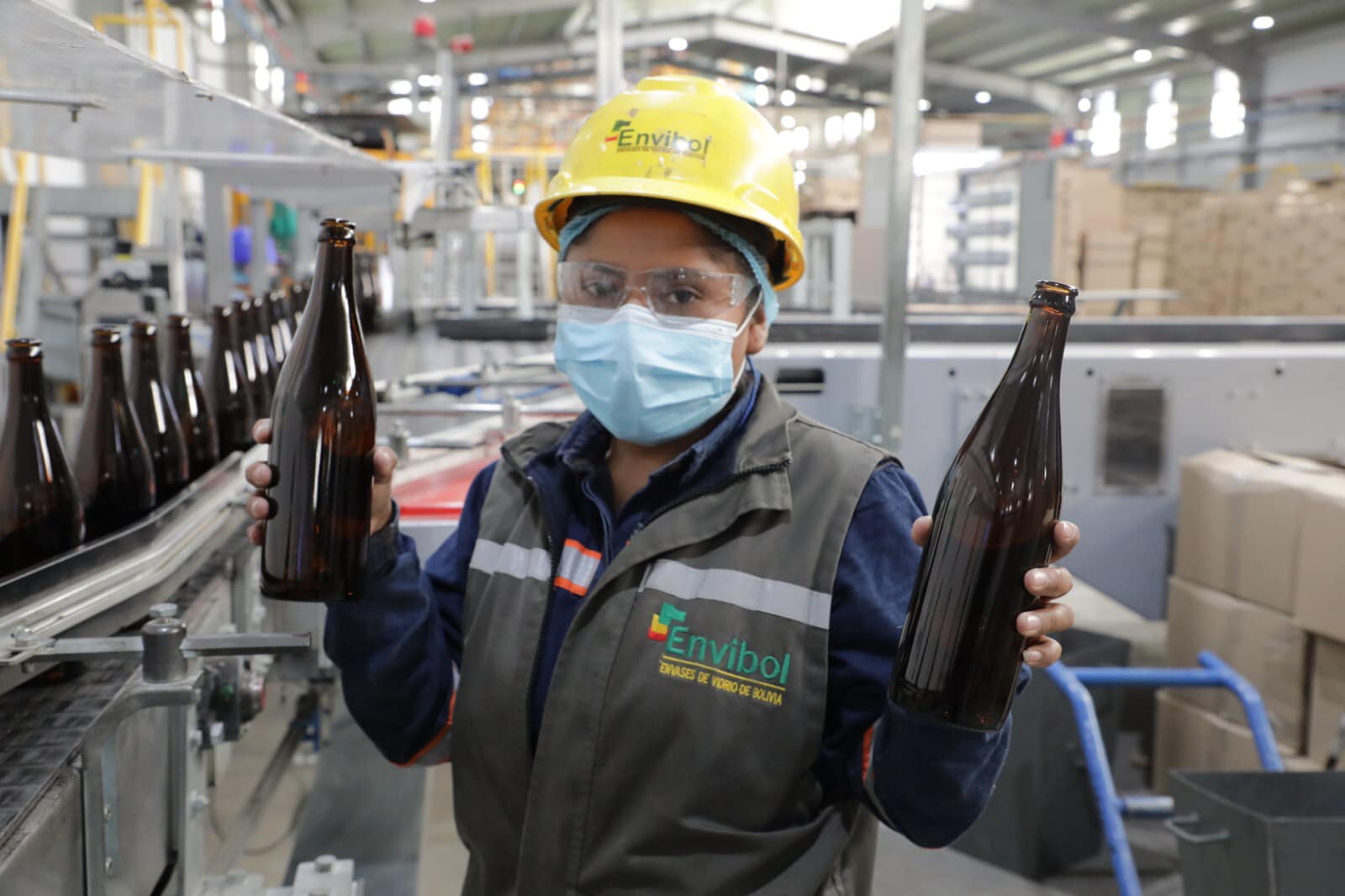 Envibol y Ebimbol firman contrato para la compra - venta de 93.000 botellas por más de Bs 405.000