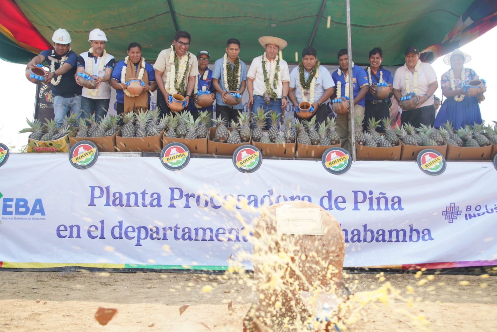 Arce da inicio en el Chapare a la construcción de la planta procesadora de piña, entrega 39 viviendas y dos radio bases