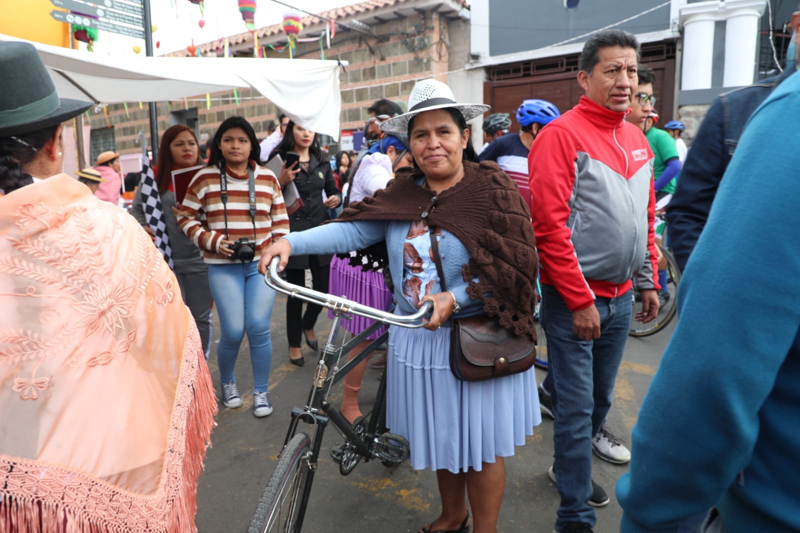 Ministra de Culturas participa del circuito de ciclismo San Roque – Chaguaya y alienta a la juventud a competir