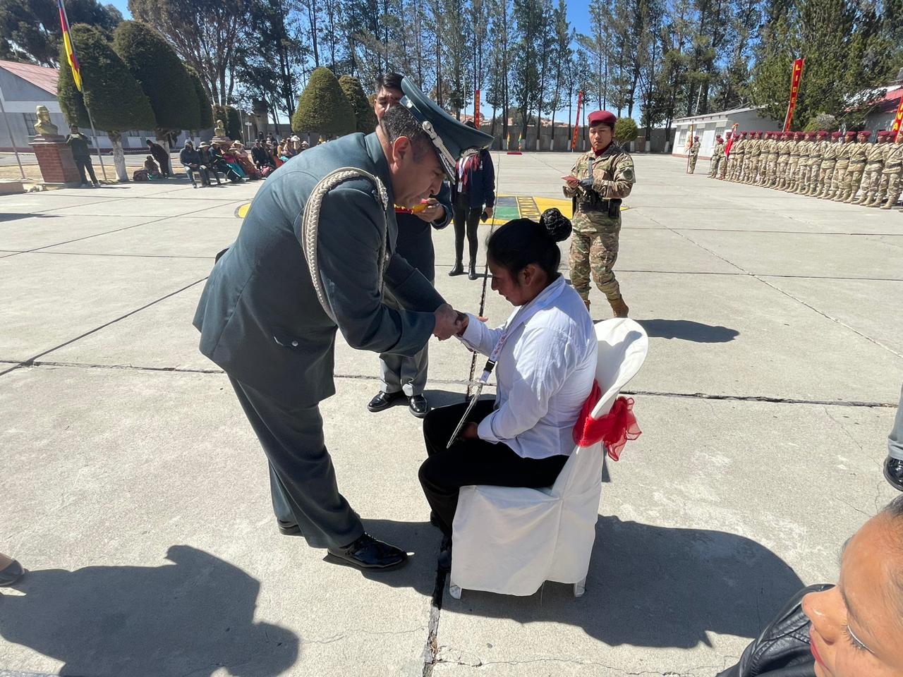 En Achacachi entregan libretas de servicio militar a personas con discapacidad