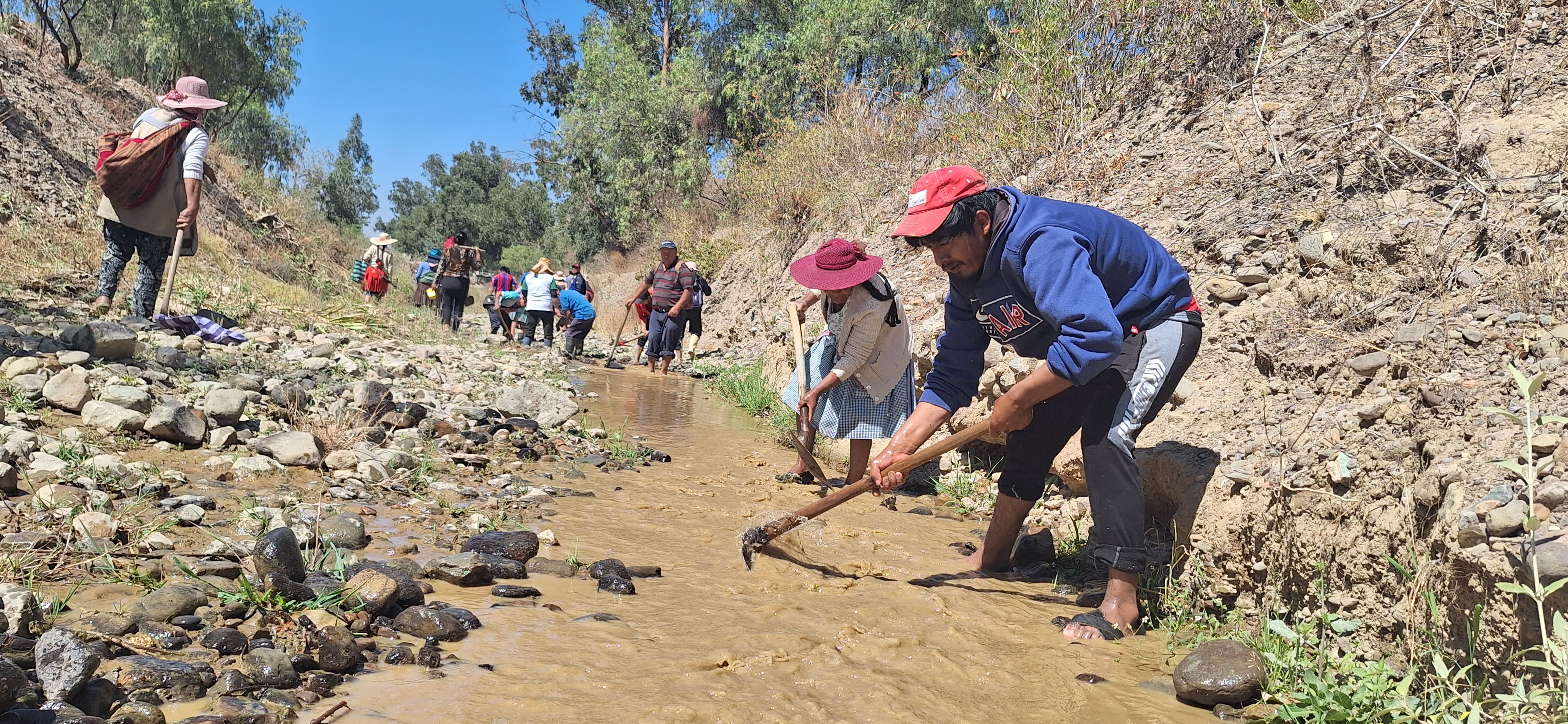 Regantes limpian el río Tolavi que beneficia con agua de Misicuni a cinco comunidades de Tiquipaya