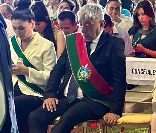 Legisladores de La Paz critican que alcalde Arias se “durmiera” en acto en Santa Cruz y piden informes